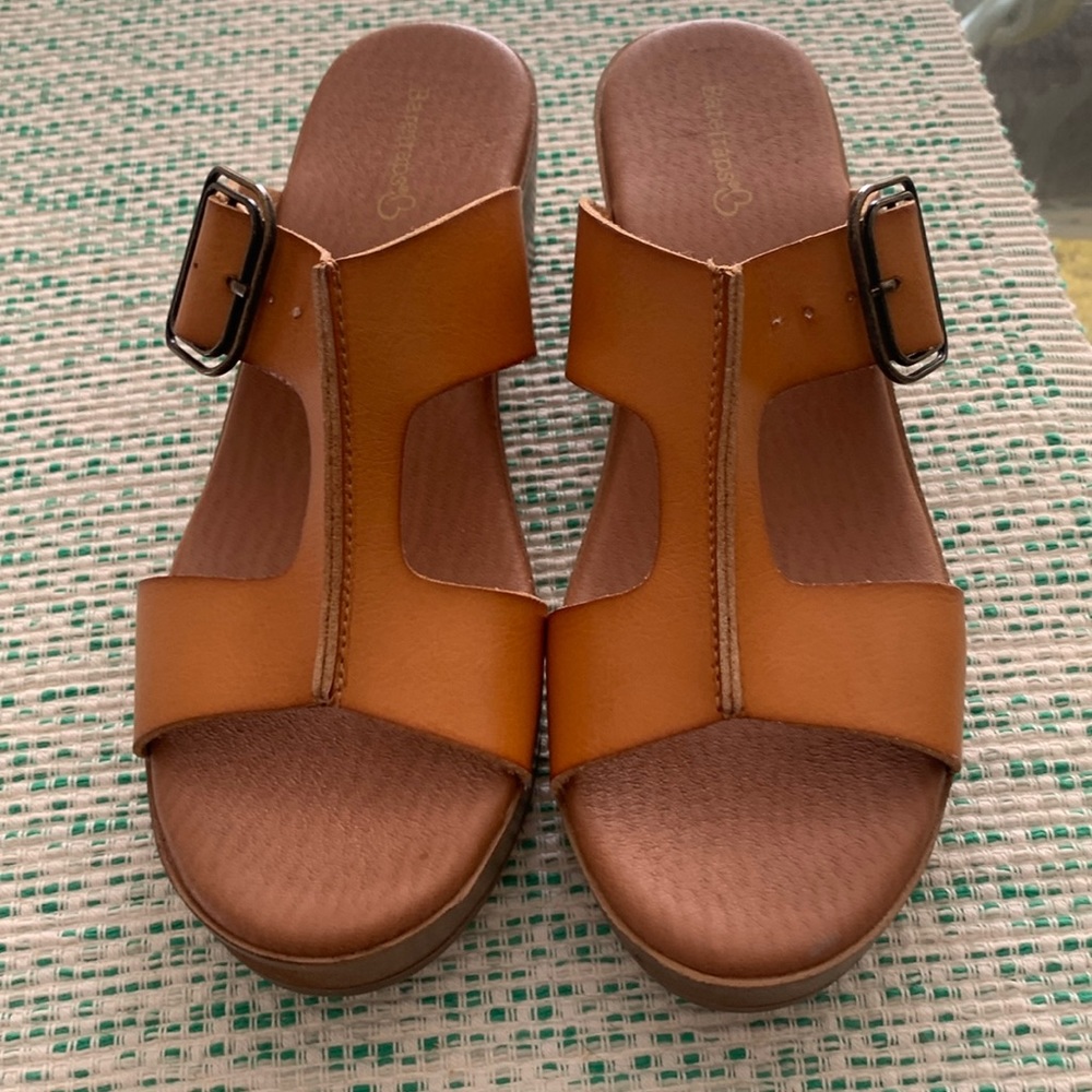 Bare trap clog sandals with padded insole